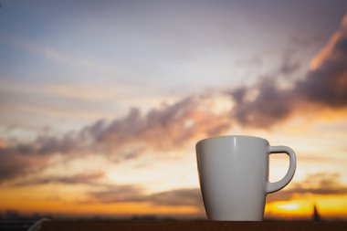 Günaydın gündoğumu ve şehirde kahve fincanı