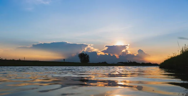 Chmury Refleksją Nad Rzeką Zachodzie Lub Wschodzie Słońca — Zdjęcie stockowe