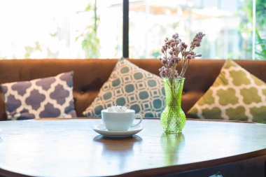 ahşap üzerine kahve fincanı