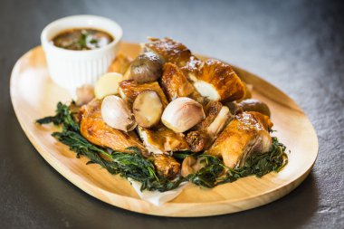 Sarımsaklı kızarmış tavuk.