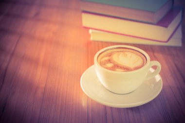 kitap ile kahve fincanı