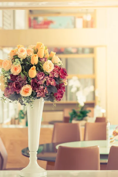 Florero de flores vintage —  Fotos de Stock