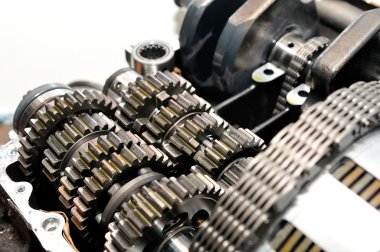 Motosiklet şanzıman debriyaj öndeki ile.