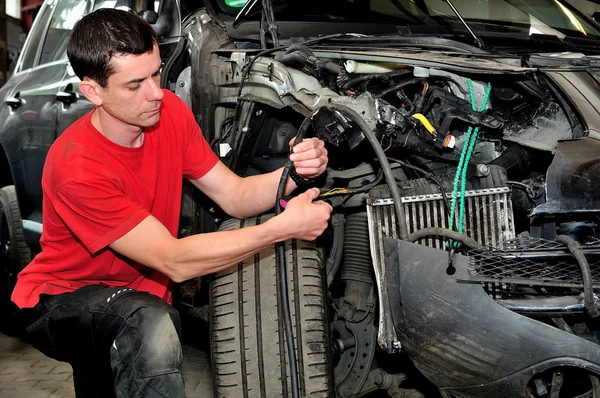 Mecânico de automóveis no trabalho . — Fotografia de Stock