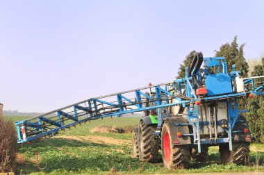 Traktör İlaçlama.