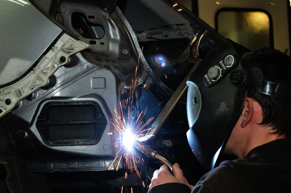 Body worker welding panels. — Stock Photo, Image