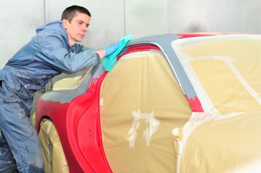 Çalışan temizlik kırmızı araba.