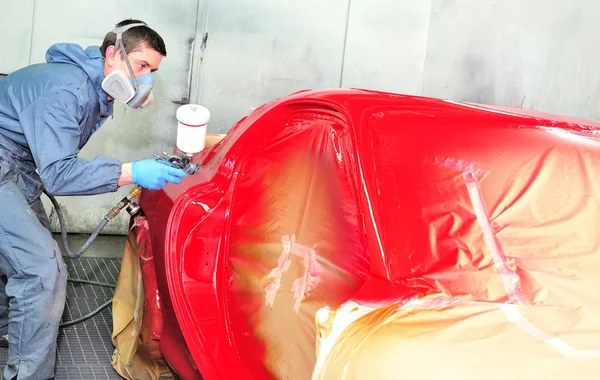 Alt resim kırmızı araba.