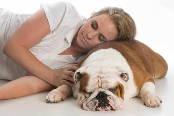 Kvinnan och hennes hund — Stockfoto