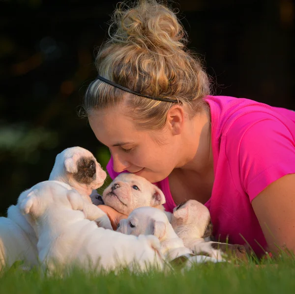 Mulher e ninhada de cachorros — Fotografia de Stock