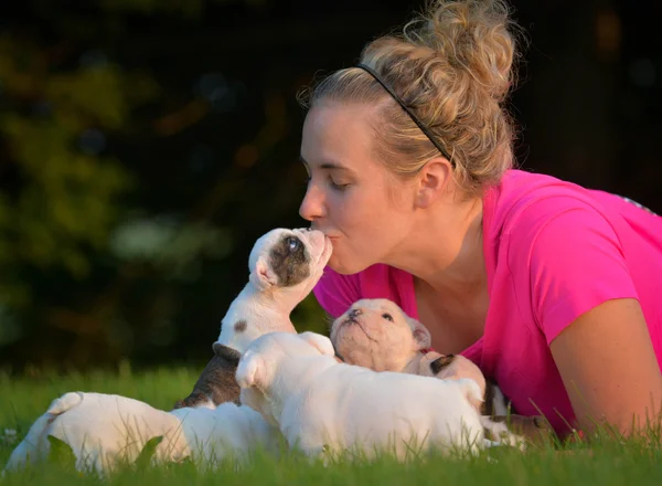 Kvinna och kull valpar — Stockfoto