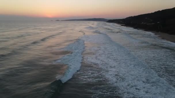 Zonsopkomst zee oceaan golven drone — Stockvideo