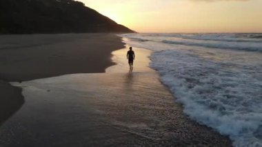 Yürüyen sahil gün batımı uçan insansız hava aracı