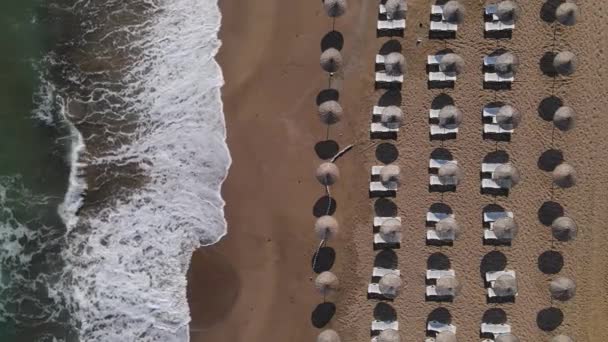 Prázdné plážové deštníky díky koronaviru — Stock video