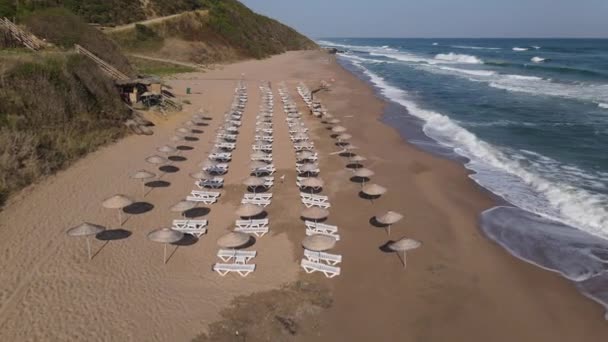 Εναέρια κηφήνας κενή παραλία λόγω coronavirus — Αρχείο Βίντεο