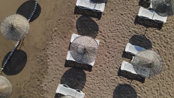 Пустые пляжные зонтики из-за коронавируса — стоковое видео