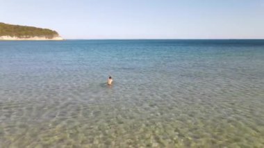 Yüzme, deniz manzarası.