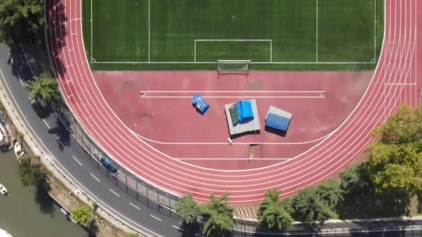 Terrain de football dans un parc public — Video