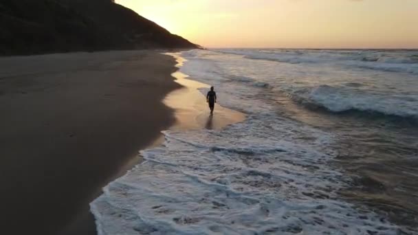 Szomorúság egyedül Walking Beach — Stock videók