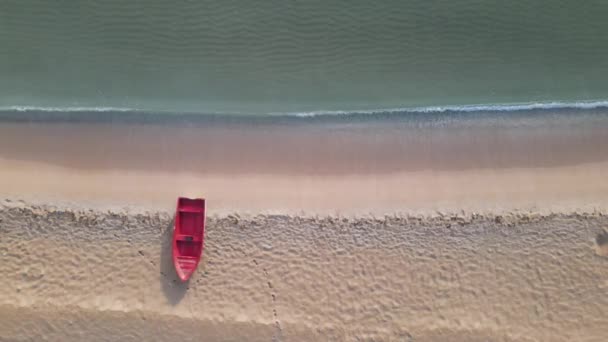 Barca sulla spiaggia vuota dopo coronavirus — Video Stock