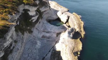 Uçurum deniz manzaralı doğal gölet