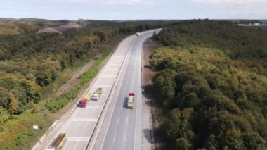 Hava görüntüsü iki taraflı karayolu trafiği