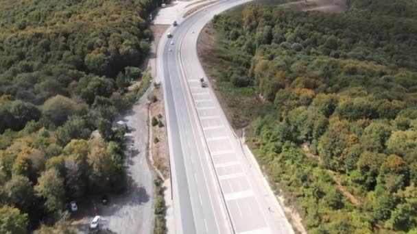 Widok z lotu ptaka z obu stron autostrady otoczony — Wideo stockowe