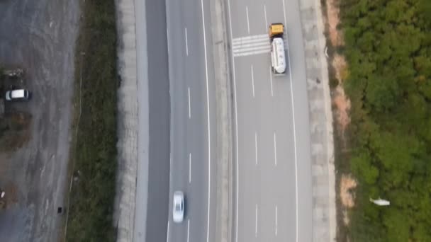 Luftaufnahme zwei Seiten Autobahn-Verkehr — Stockvideo