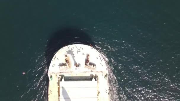 Frachtschiff fliegt aus der Luft — Stockvideo