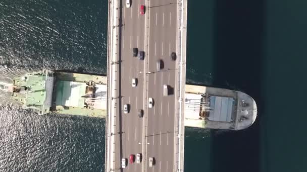 Hajó Isztambulban Bridge légi felvétel — Stock videók