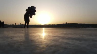 Farklı yaşlardaki insanların siyah siluetleri