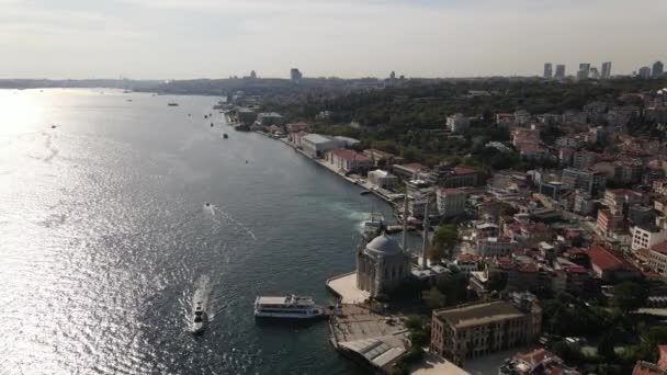 Letecký pohled na mešitu Ortakoy a krajinu mostu Bosphorus v Istanbulu — Stock video