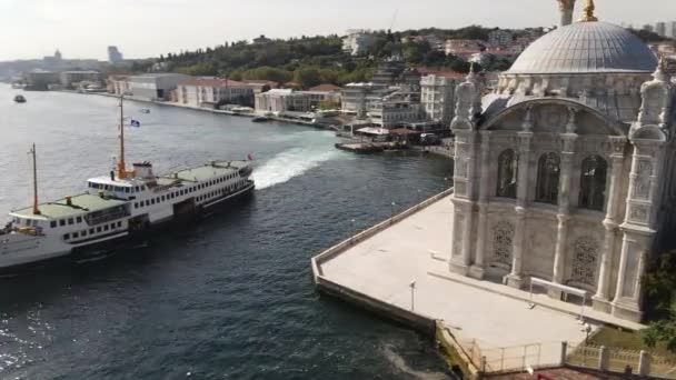 Vista aérea del paisaje de la mezquita de Ortakoy y del puente del Bósforo de Estambul — Vídeos de Stock