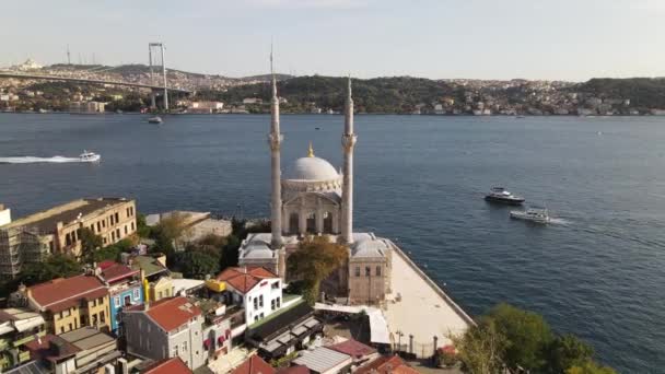 Vista aérea del paisaje de la mezquita de Ortakoy y del puente del Bósforo de Estambul — Vídeos de Stock