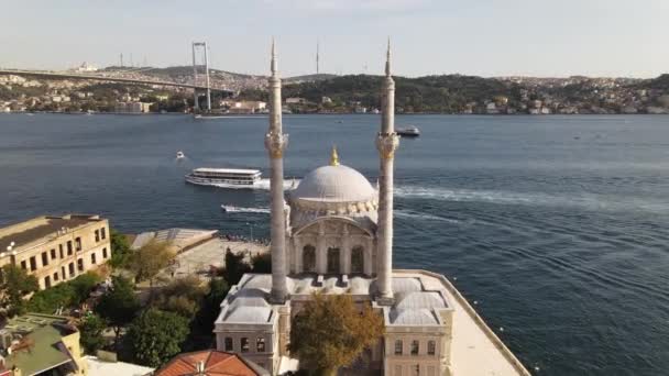 Letecký pohled na mešitu Ortakoy a krajinu mostu Bosphorus v Istanbulu — Stock video