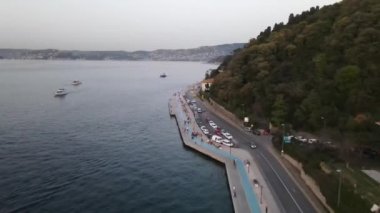 Yürüyen insanlar kıyı şeridi