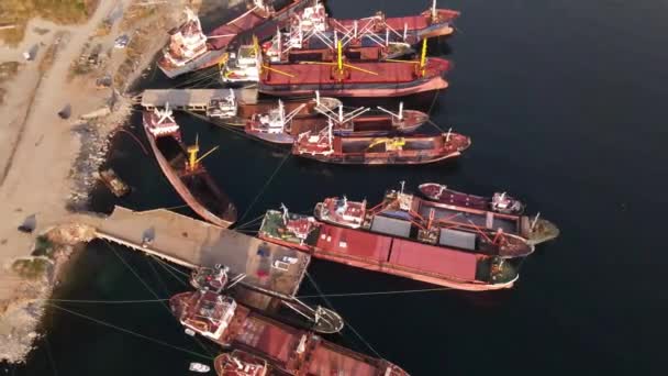 Кораблі які кріпляться на гавані — стокове відео