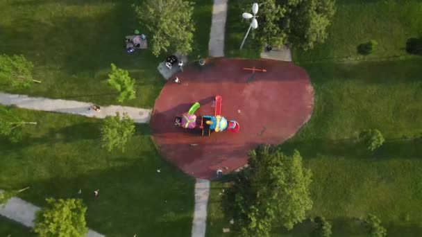 Вид с воздуха на детскую площадку в парке — стоковое видео