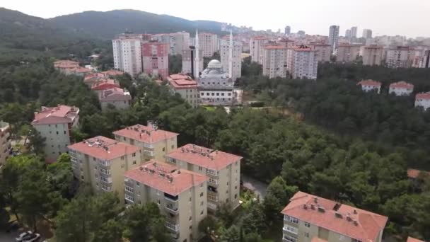 Мечеть с видом с воздуха между зданиями — стоковое видео