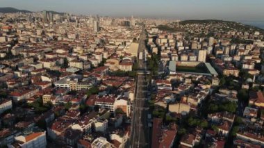 Şehir yolu üzerindeki trenin havadan manzarası