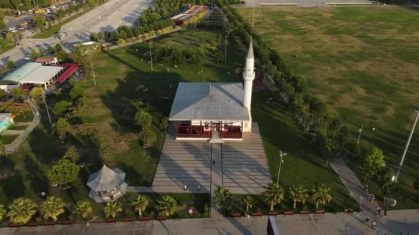 Park alanındaki hava manzaralı cami — Stok video