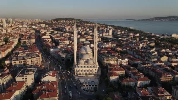 Vista aérea mesquita urbana pôr do sol — Vídeo de Stock