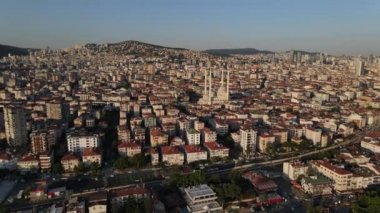 binalar arasında hava manzaralı cami