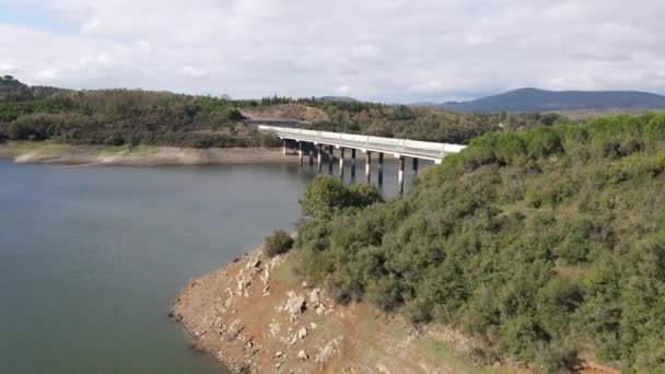 Staudamm lässt Wasser abfließen — Stockvideo
