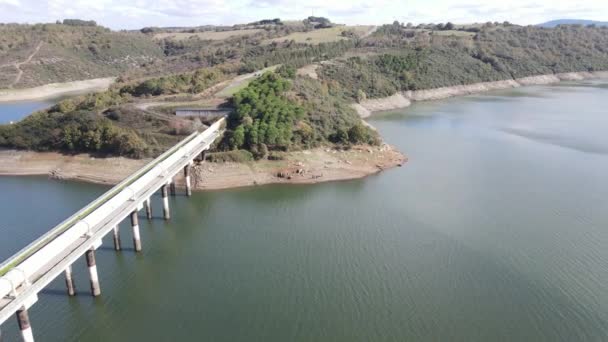Staudamm spült Wasser aus der Luft — Stockvideo