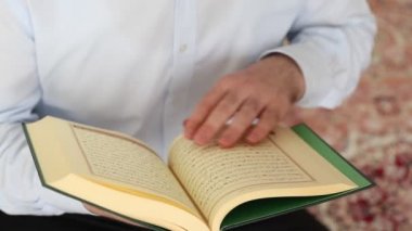 Kutsal Kur 'an Okunuyor