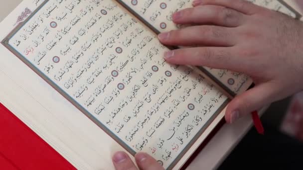 若いイスラム教徒がモスクでクルアーンを読む — ストック動画