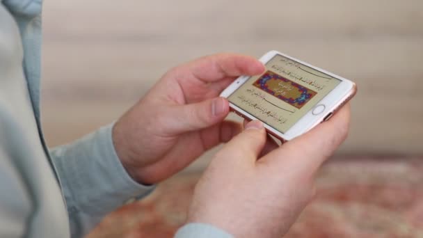 携帯電話でモスクでクルアーンを読むイスラム教徒 — ストック動画