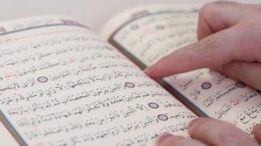 Parmakla camide Kuran okumak.