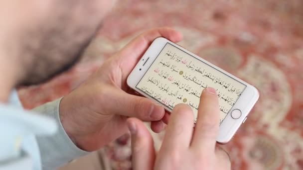 Musulmán leyendo quran en mezquita — Vídeo de stock